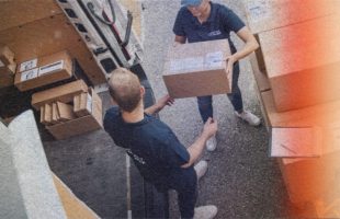 arnaque smishing livreur // Source : Montage Numerama