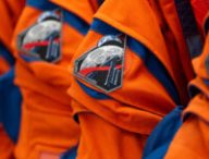 Les écussons de la mission Artémis II sur les combinaisons. // Source : NASA/Joel Kowsky