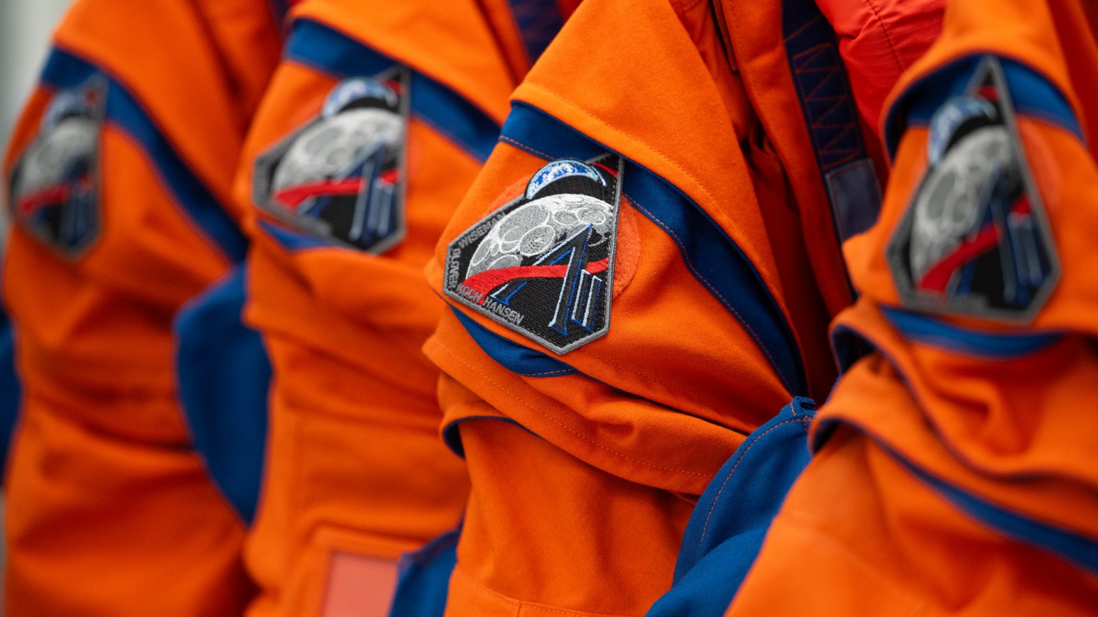 Pourquoi la combinaison spatiale d'Artémis 2 est-elle orange ?