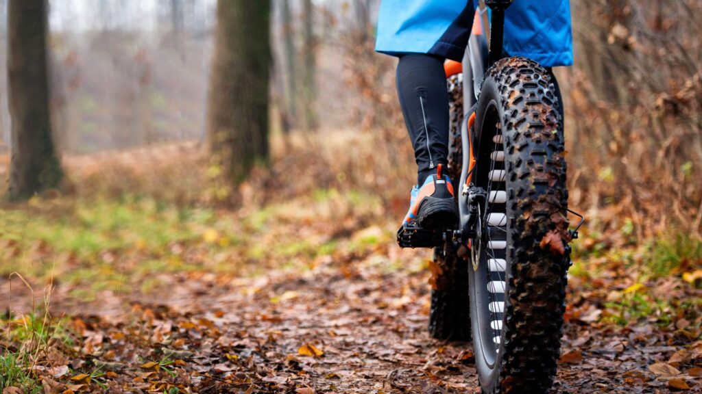 Les fatbikes, adapt&eacute;s aux activit&eacute;s sportives, peuvent &ecirc;tre dangereux en zones urbaines. // Source : Canva
