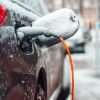 Voiture électrique dans la neige. // Source : Canva