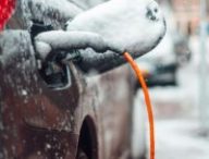 Voiture électrique dans la neige. // Source : Canva Voiture électrique dans la neige. // Source : Canva