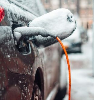Voiture électrique dans la neige. // Source : Canva