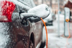 Voiture électrique dans la neige. // Source : Canva Voiture électrique dans la neige. // Source : Canva
