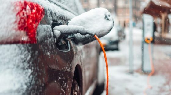 Voiture électrique dans la neige. // Source : Canva Voiture électrique dans la neige. // Source : Canva