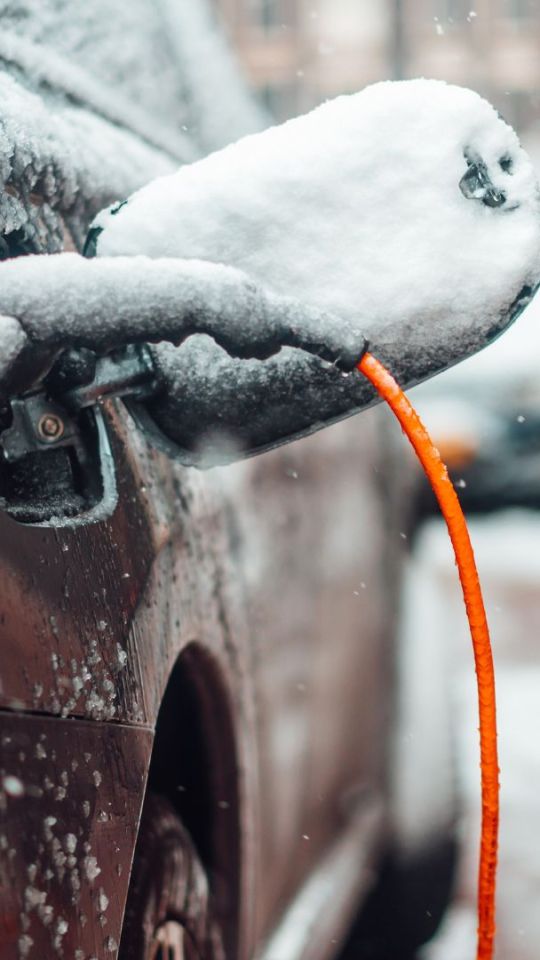 Voiture électrique dans la neige. // Source : Canva Voiture électrique dans la neige. // Source : Canva
