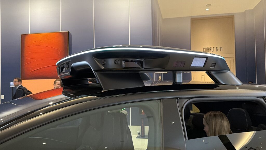 Sur le toit de la voiture d'Uber, il y a plein de capteurs pour la visualisation 360 degrés. Sur le toit de la voiture d'Uber, il y a plein de capteurs pour la visualisation 360 degrés.