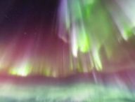 Les aurores boréales vues du cockpit de l'avion. // Source : Via X @melnyk_photos (photo recadrée) Les aurores boréales vues du cockpit de l'avion. // Source : Via X @melnyk_photos (photo recadrée)