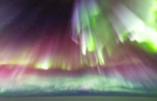 Les aurores boréales vues du cockpit de l'avion. // Source : Via X @melnyk_photos (photo recadrée)