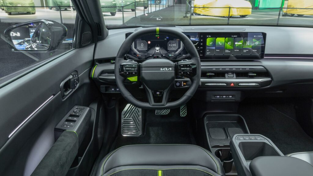 L'intérieur de la nouvelle Kia EV4 GT au Salon de Bruxelles. // Source : Kia L'intérieur de la nouvelle Kia EV4 GT au Salon de Bruxelles. // Source : Kia