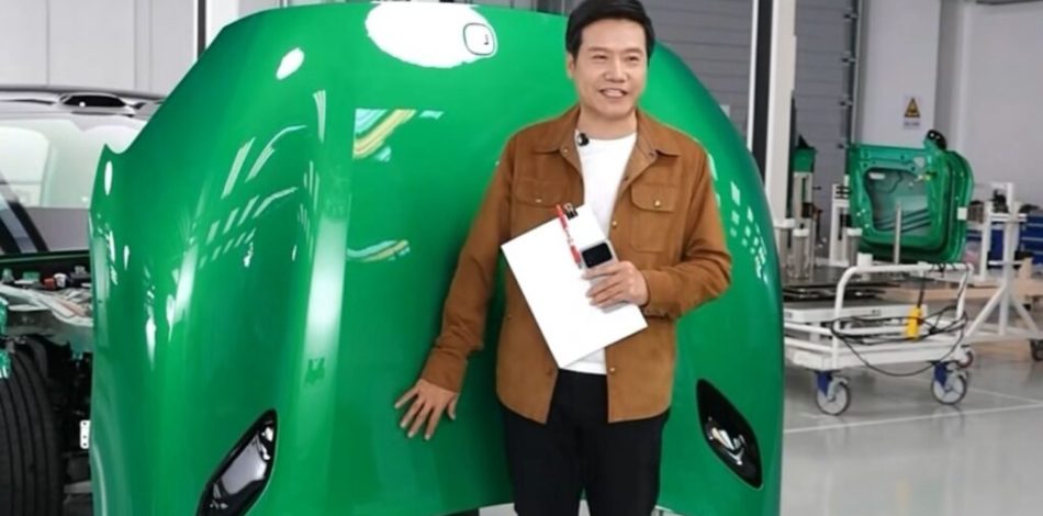 Le patron de Xiaomi démonte un YU7 // Source : Capture live Lei Jun sur Weibo