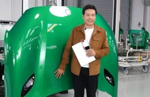 Le patron de Xiaomi démonte un YU7 // Source : Capture live Lei Jun sur Weibo