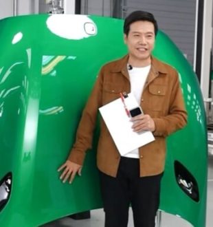 Le patron de Xiaomi démonte un YU7 // Source : Capture live Lei Jun sur Weibo Le patron de Xiaomi démonte un YU7 // Source : Capture live Lei Jun sur Weibo