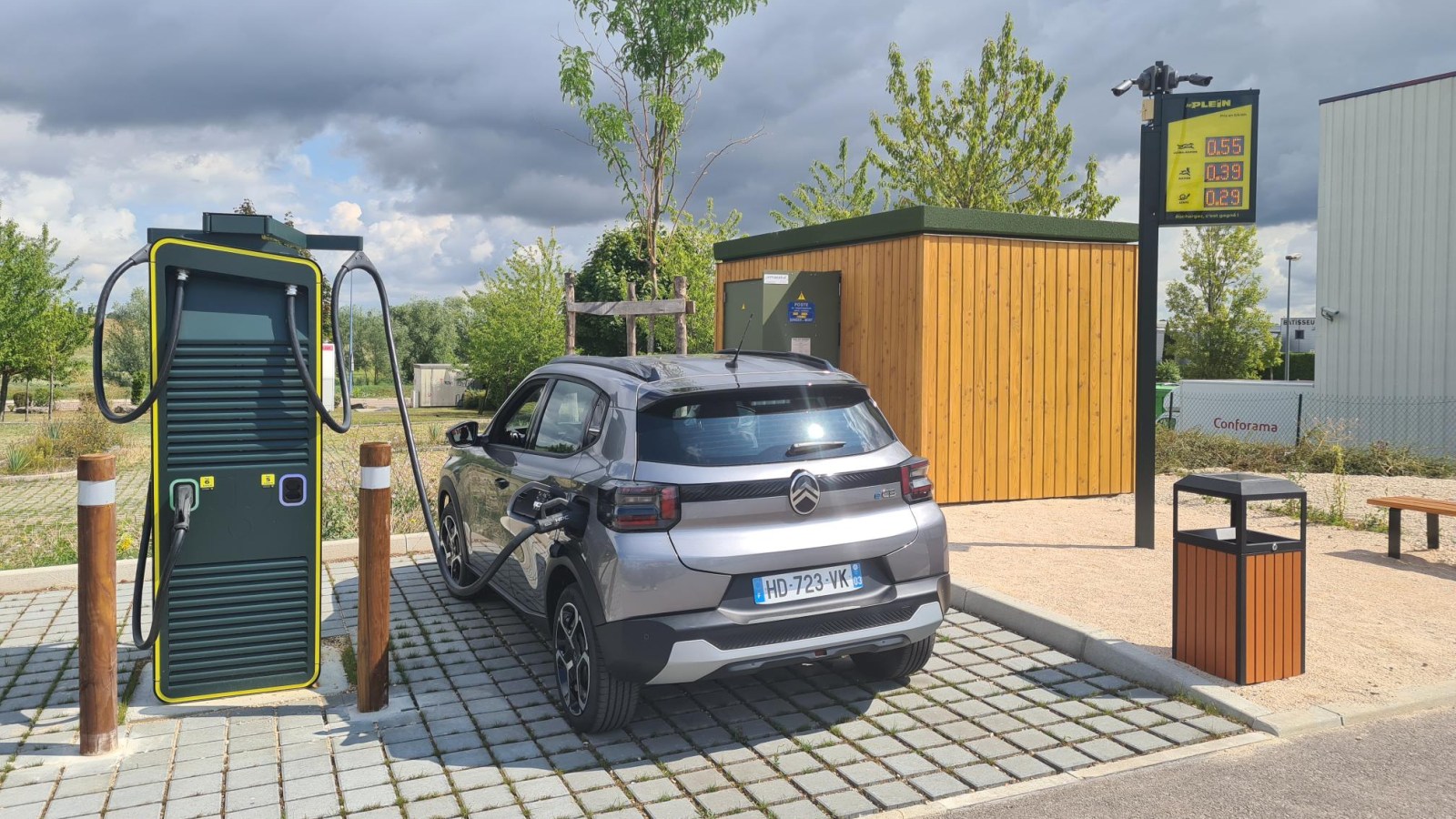 Recharge électrique : un acteur méconnu détrône les géants dans le classement 2025