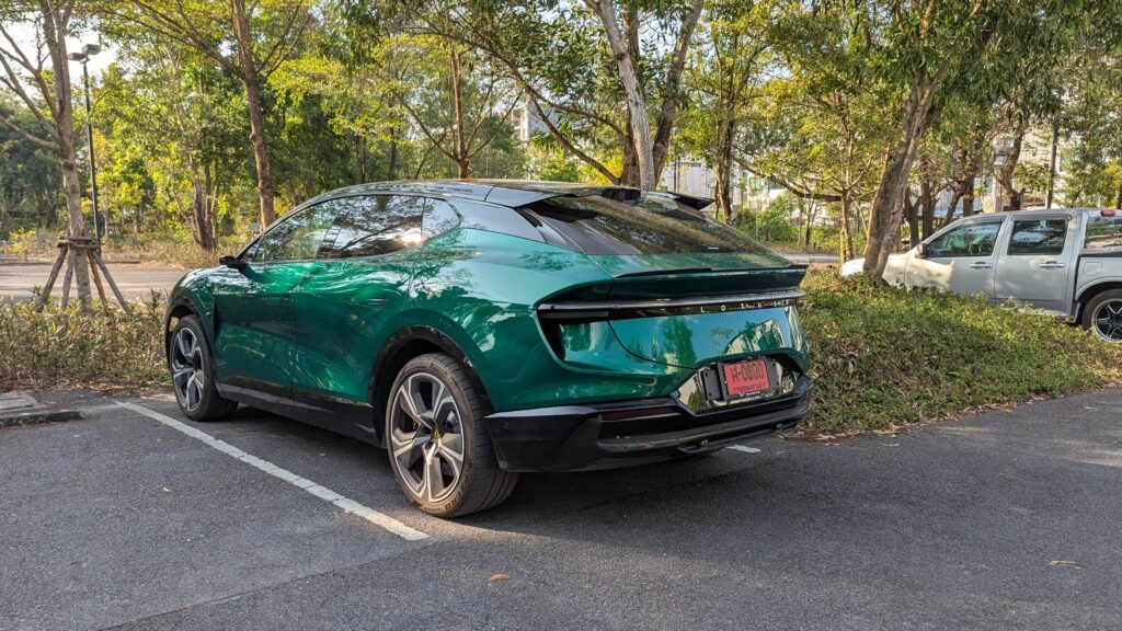 L'un des Lotus Eletre crois&eacute; en quelques jours // Source : Raphaelle Baut pour Numerama