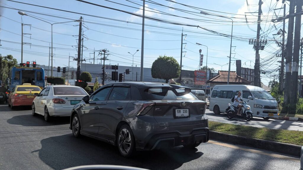 MG4 sur les routes de Tha&iuml;lande // Source : Raphaelle Baut pour Numerama 