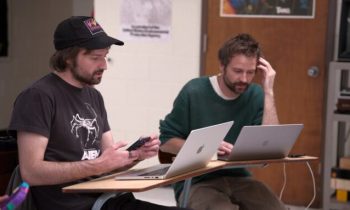 Les fr&egrave;res Duffer dans La derni&egrave;re aventure // Source : Netflix