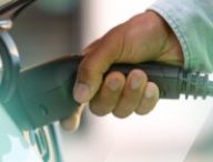 La photo qu'a choisi Stellantis pour illustrer son engagement pour la planète montre une Tesla. // Source : Stellantis