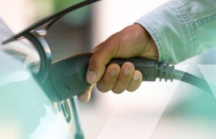 La photo qu'a choisi Stellantis pour illustrer son engagement pour la planète montre une Tesla. // Source : Stellantis