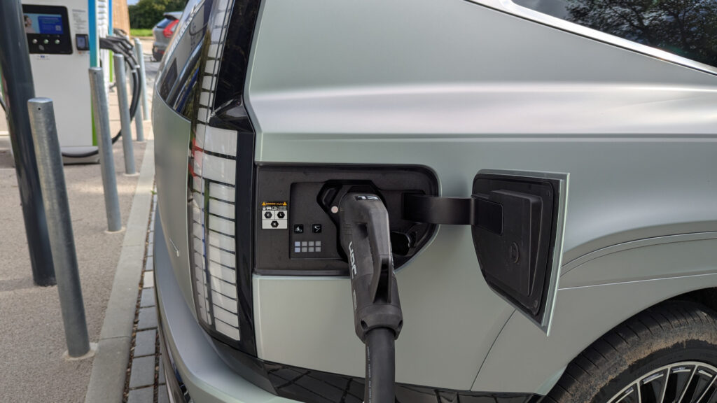 Voiture &eacute;lectrique en recharge rapide // Source : Raphaelle Baut pour Numerama