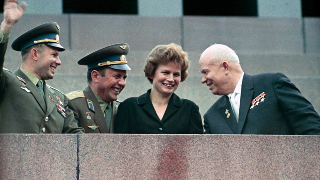 Valentina Terechkovaauxc&ocirc;t&eacute;s de Nikita Khroutchev. CC V. Malyshev