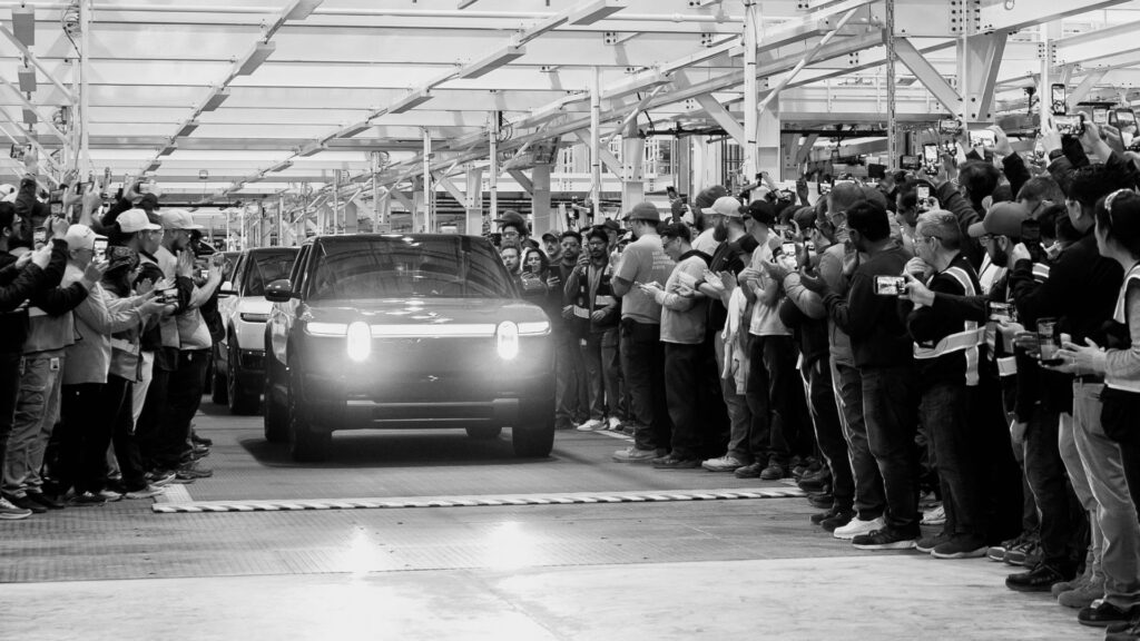 Les premiers exemplaires de pr&eacute;s&eacute;rie du Rivian R2 dans son usine de Normal, dans l'Illinois. // Source : Rivian