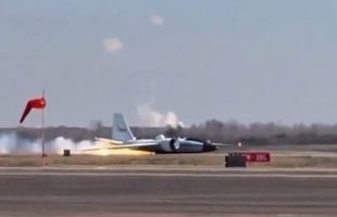 L'avion WB-57 lors d'un atterrissage compliqué. Source : Capture Youtube, KHOU-TV