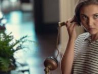 Mia McKenna-Bruce dans Les Sept Cadrans d'Agatha Christie // Source : Netflix