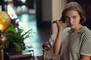 Mia McKenna-Bruce dans Les Sept Cadrans d'Agatha Christie // Source : Netflix