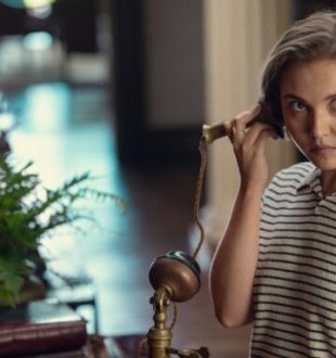 Mia McKenna-Bruce dans Les Sept Cadrans d'Agatha Christie // Source : Netflix