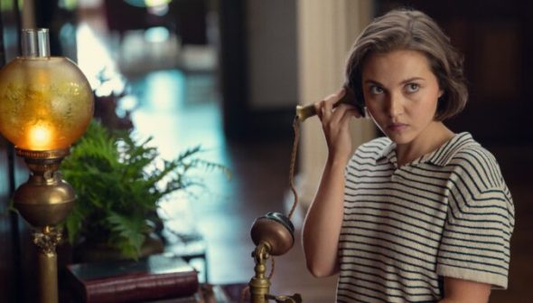 Mia McKenna-Bruce dans Les Sept Cadrans d'Agatha Christie // Source : Netflix Mia McKenna-Bruce dans Les Sept Cadrans d'Agatha Christie // Source : Netflix