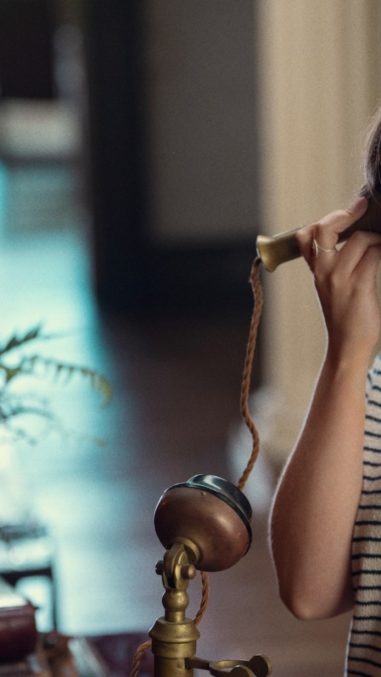 Mia McKenna-Bruce dans Les Sept Cadrans d'Agatha Christie // Source : Netflix