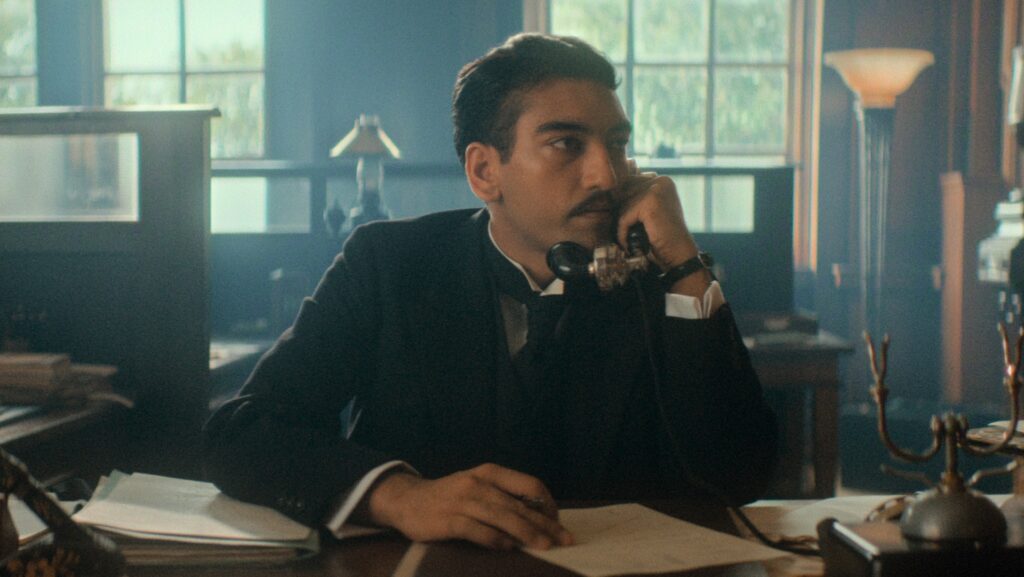 Nabhaan Rizwan dans Les Sept Cadrans d'Agatha Christie // Source : Netflix Nabhaan Rizwan dans Les Sept Cadrans d'Agatha Christie // Source : Netflix