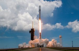 Un des lancements de SpaceX en 2025. // Source : Via @SpaceX (image recadrée)