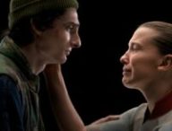 Mike et Eleven se disent adieu sur Purple Rain de Prince // Source : Netflix Mike et Eleven se disent adieu sur Purple Rain de Prince // Source : Netflix