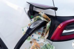 Les voitures électriques n'échappent plus aux taxes. // Source : Numerama avec IA