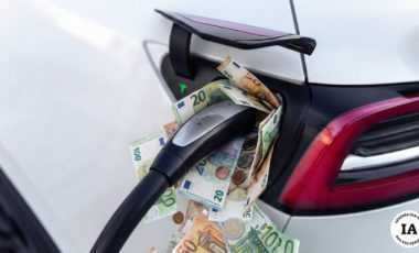 Les voitures électriques n'échappent plus aux taxes. // Source : Numerama avec IA
