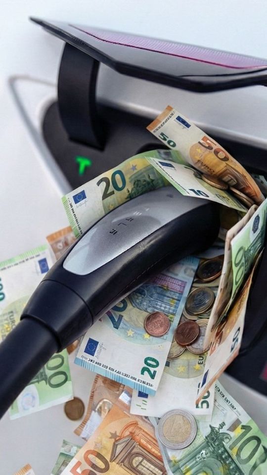 Les voitures électriques n'échappent plus aux taxes. // Source : Numerama avec IA