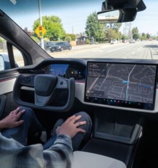 Le Tesla FSD dans un Model X. // Source : Tesla Le Tesla FSD dans un Model X. // Source : Tesla