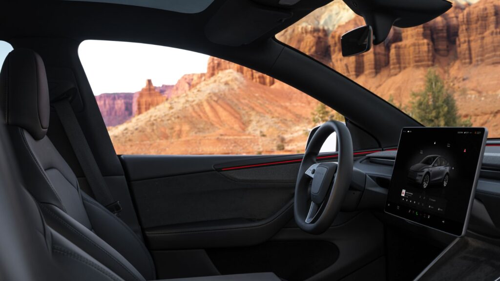 Le Tesla Model Y poss&egrave;de d&eacute;sormais un ciel de toit noir et un &eacute;cran de 16 pouces en 2026.. // Source : Tesla