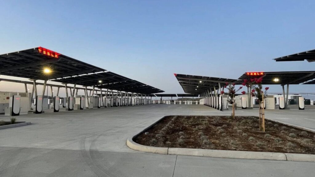 Plus grand Tesla Superchargeur aux USA : 164 bornes // Source : Tesla