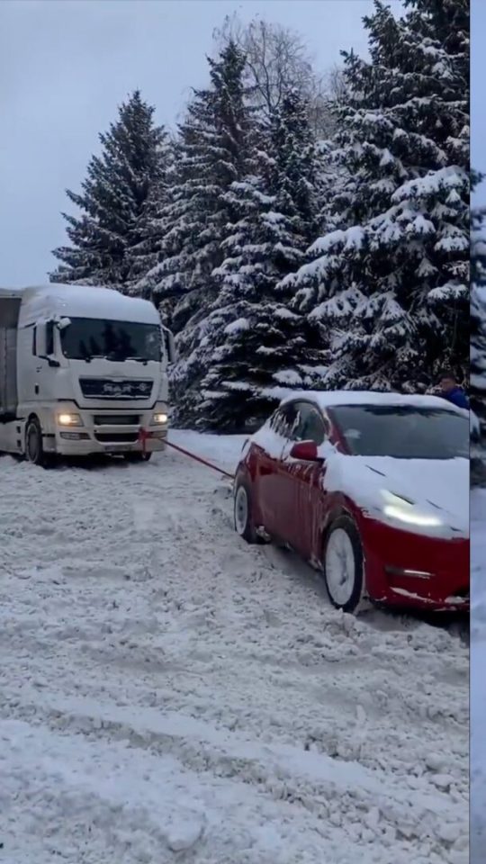 La Tesla Model 3 qui tire un camion // Source : Montage Numerama