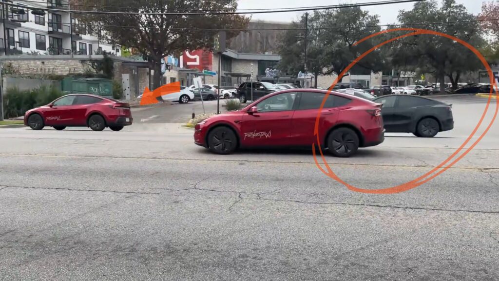Tesla robotaxi et sa suiveuse // Source : Capture vid&eacute;o de Joe Tegtmeyer sur X