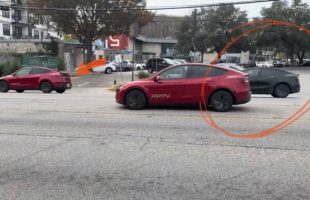 Tesla robotaxi et sa suiveuse // Source : Capture vidéo de Joe Tegtmeyer sur X