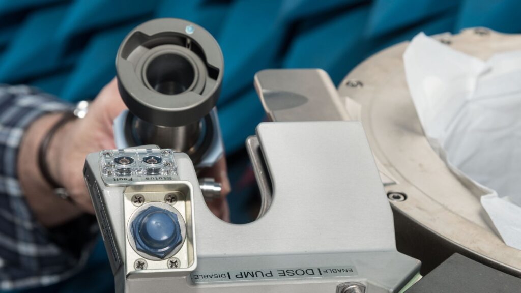 L'entonnoir pour faire pipi (ici, sur le mod&egrave;le utilis&eacute; pour s'entra&icirc;ner). // Source : Nasa (image recadr&eacute;e)