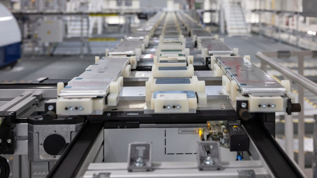 Numerama a visit&eacute; l'usine Porsche o&ugrave; est fabriqu&eacute;e la batterie du nouveau Cayenne Electric // Source : Porsche