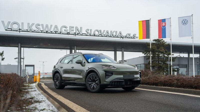 J&rsquo;ai visité l&rsquo;usine quasi-sans humains de Porsche où sont assemblées les batteries du nouveau Cayenne électrique