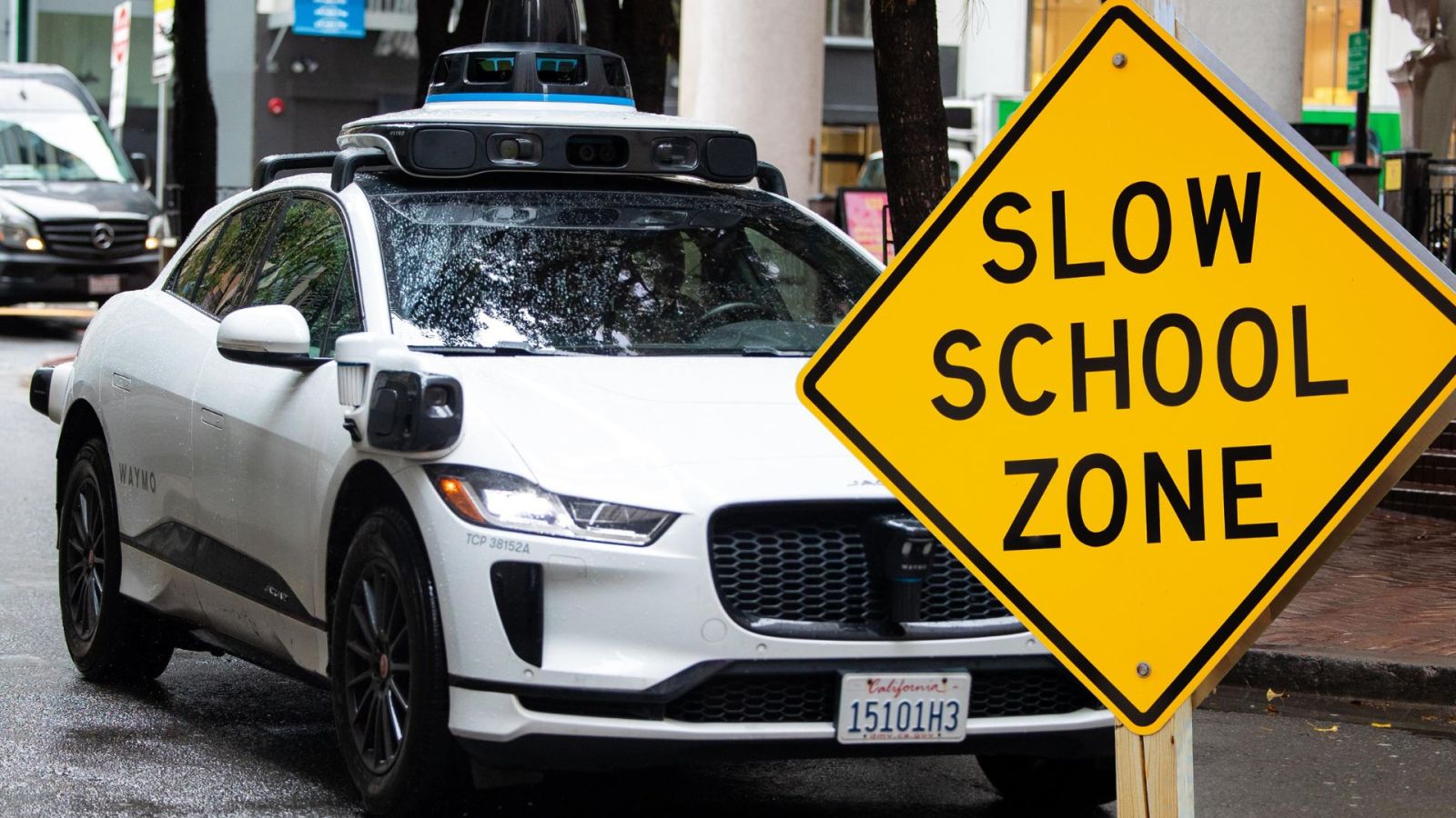 Un Waymo heurte un enfant à la sortie d’une l’école, mais attention aux conclusions hâtives