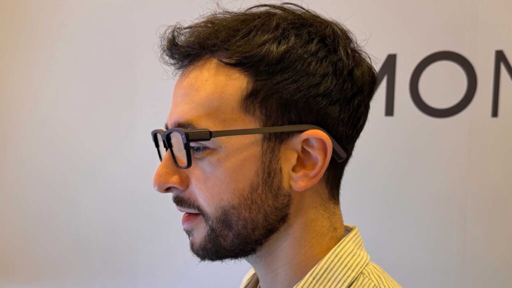 Les branches sont extrêmement fines par rapport aux Meta Ray-Ban. // Source : Numerama Les branches sont extrêmement fines par rapport aux Meta Ray-Ban. // Source : Numerama