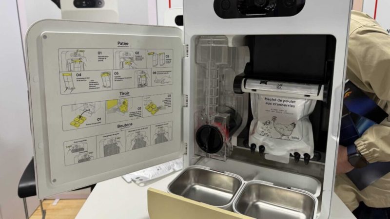 Votre chat va adorer ce distributeur de pâtée et de croquettes (bonus&nbsp;: il est français)